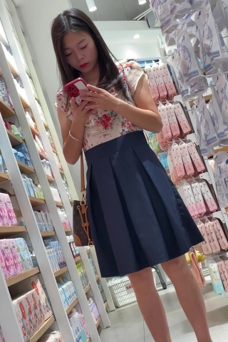 MG012【芒果CD】逛小商品市场的百褶裙美女