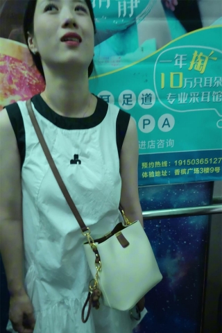 XM269白色连衣裙少妇等电梯期间抄底，白色内内