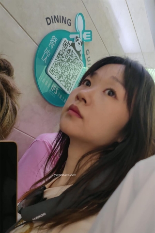 XM270牛仔短裙小姐姐一个人逛街，粉色卡通内