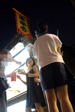 kc1208和家人逛街的黑裙美少妇，性感白窄N夹进臀缝